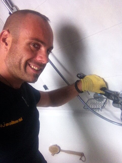 Tecnico idraulico al lavoro